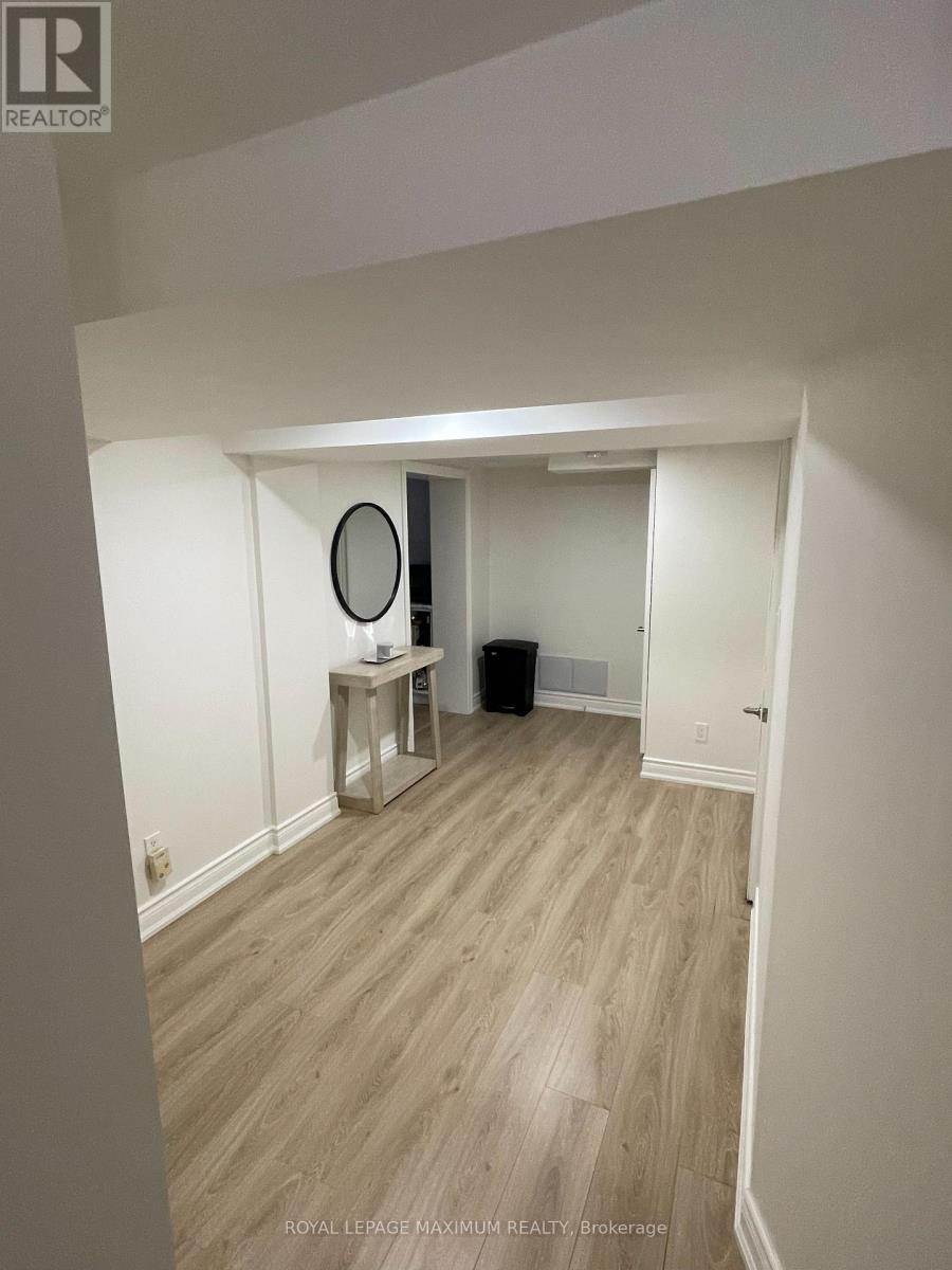 29 Pakenham Drive, Toronto, Ontario  M9W 4B2 - Photo 4 - W12836878