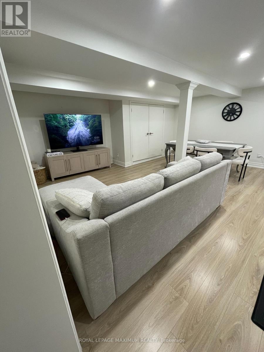 29 Pakenham Drive, Toronto, Ontario  M9W 4B2 - Photo 6 - W12836878