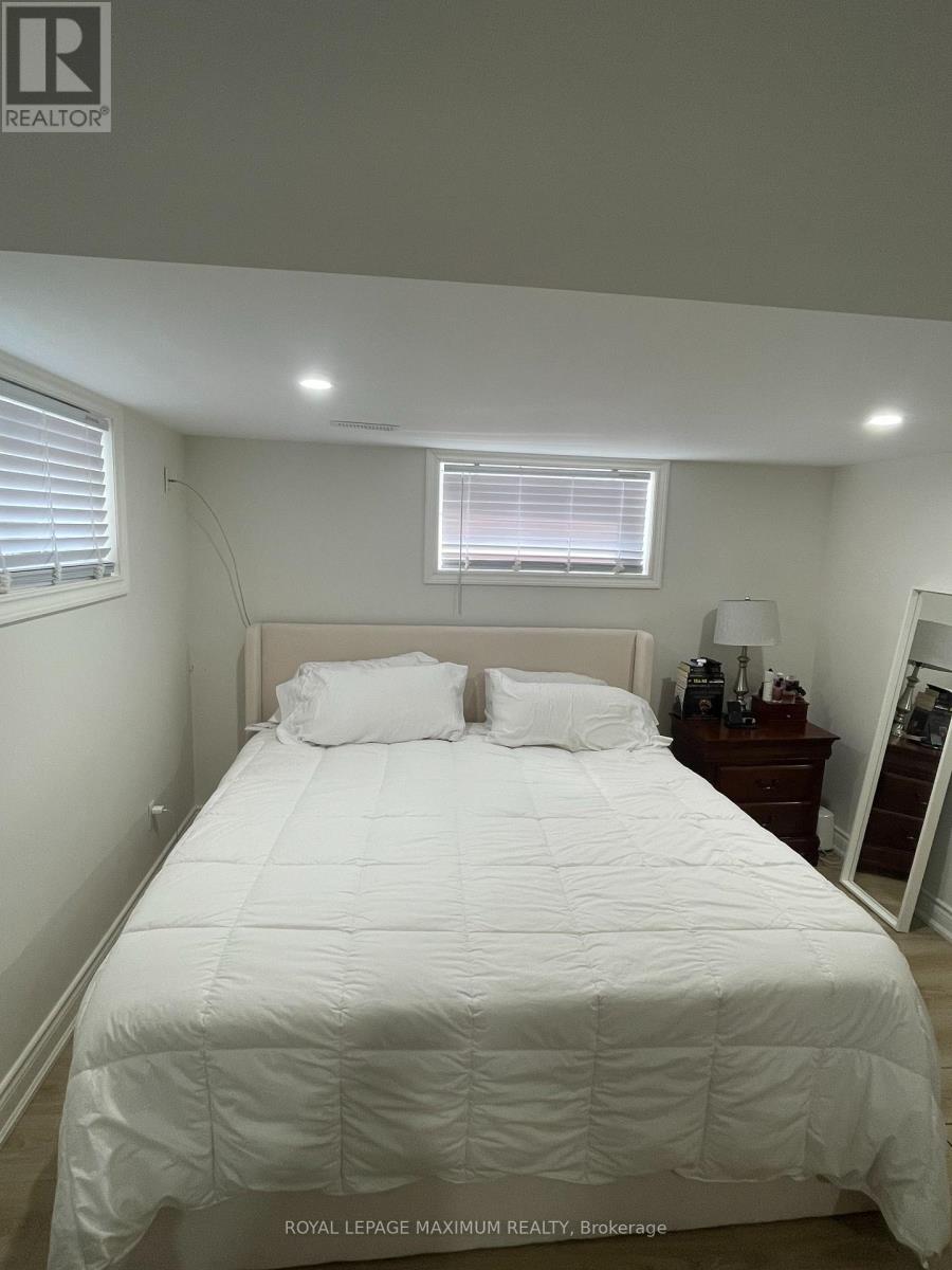 29 Pakenham Drive, Toronto, Ontario  M9W 4B2 - Photo 9 - W12836878