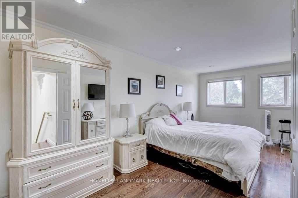 122 Verobeach Boulevard, Toronto, Ontario  M9M 1R1 - Photo 11 - W12836898