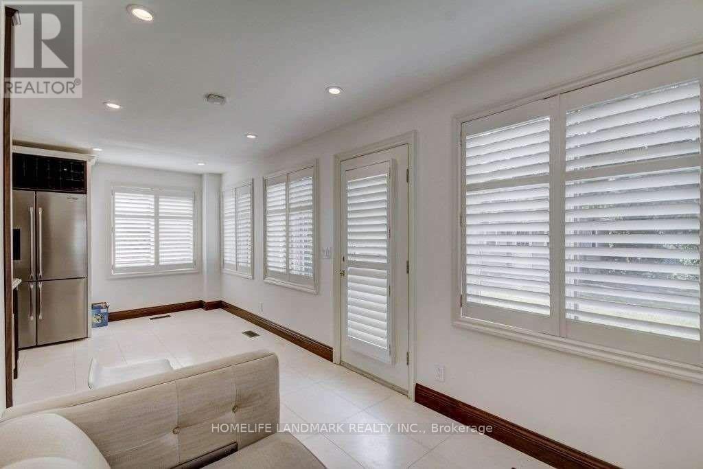 122 Verobeach Boulevard, Toronto, Ontario  M9M 1R1 - Photo 13 - W12836898