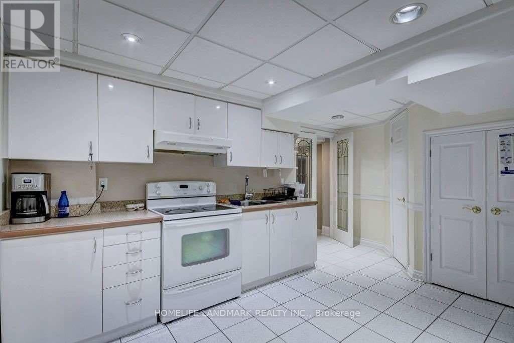 122 Verobeach Boulevard, Toronto, Ontario  M9M 1R1 - Photo 6 - W12836898