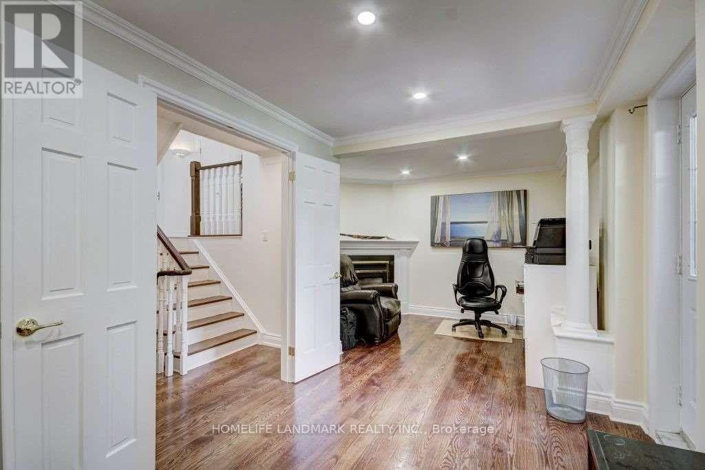 122 Verobeach Boulevard, Toronto, Ontario  M9M 1R1 - Photo 7 - W12836898