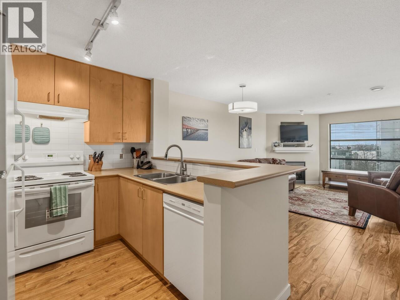 402 124 W 3rd Street, North Vancouver, British Columbia  V7M 1E8 - Photo 3 - R3095070