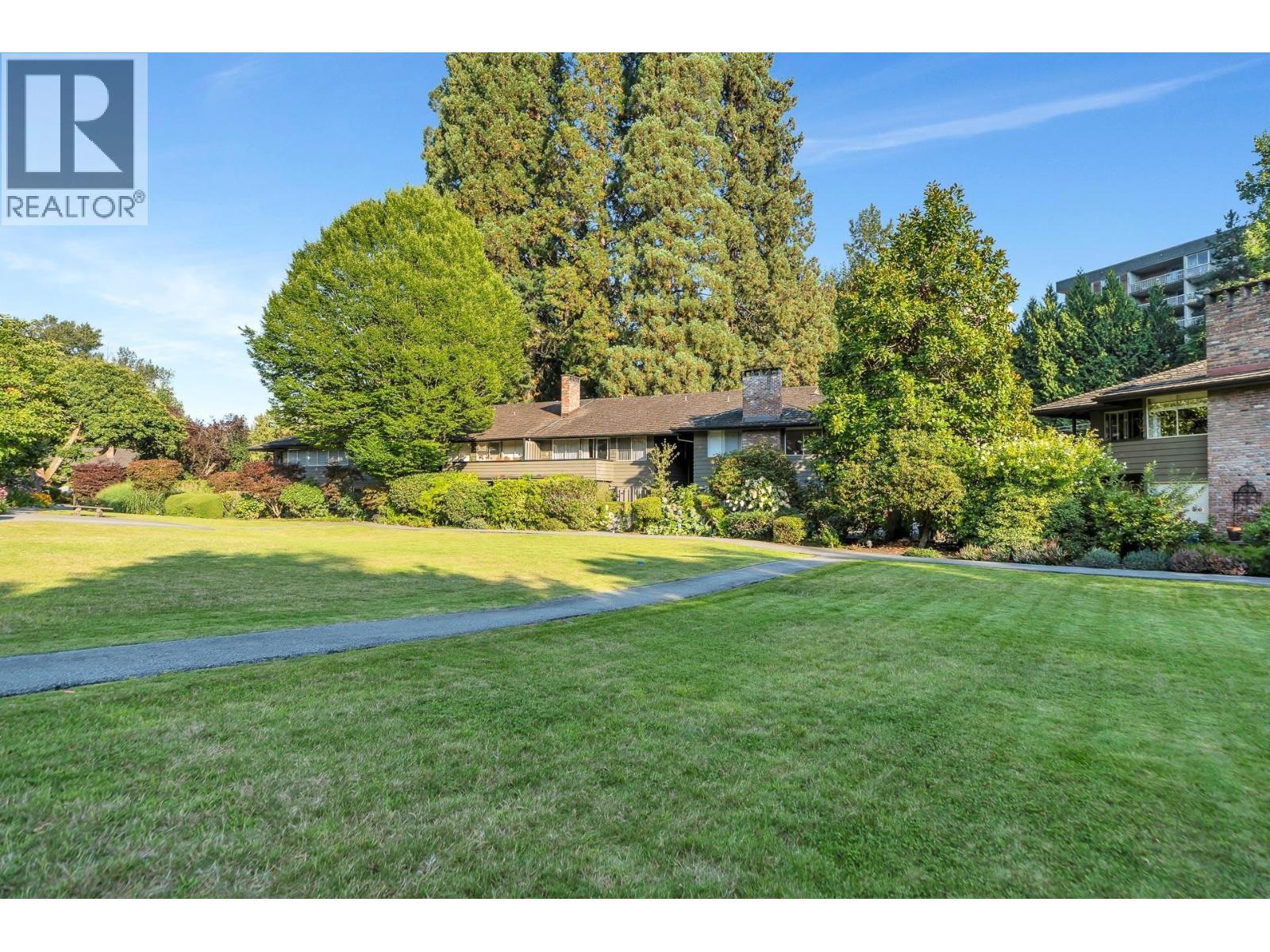 208 235 Keith Road, West Vancouver, British Columbia  V7T 1L5 - Photo 2 - R3095088