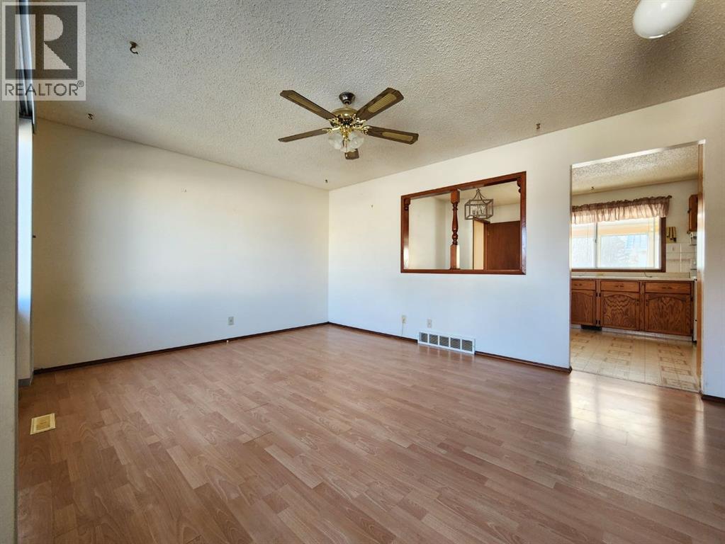 415 49 Avenue W, Claresholm, Alberta  T0L 0T0 - Photo 3 - A2288307