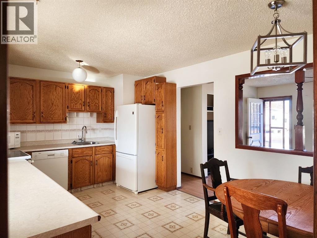 415 49 Avenue W, Claresholm, Alberta  T0L 0T0 - Photo 9 - A2288307