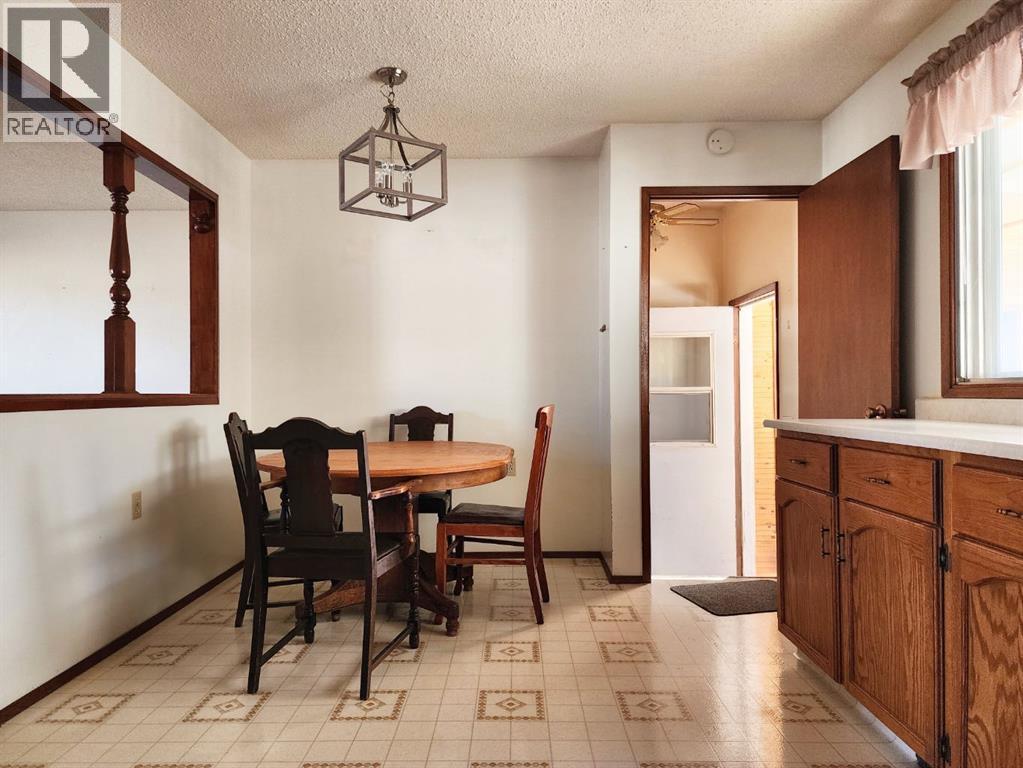 415 49 Avenue W, Claresholm, Alberta  T0L 0T0 - Photo 7 - A2288307