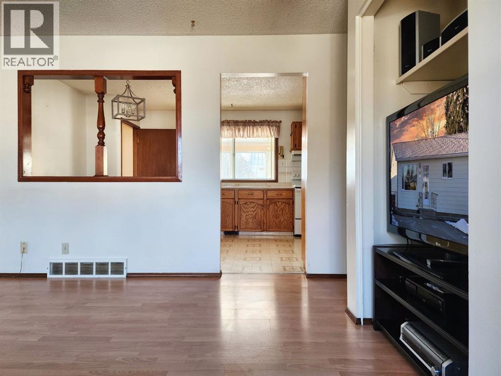 415 49 Avenue W, Claresholm, Alberta  T0L 0T0 - Photo 2 - A2288307