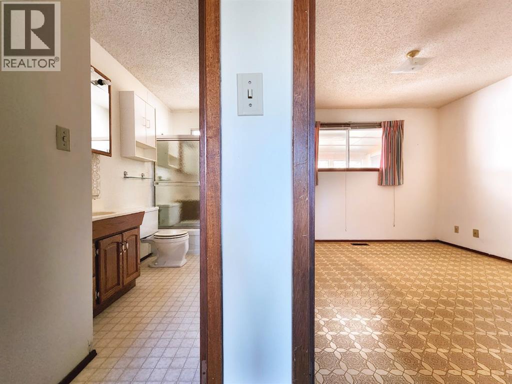 415 49 Avenue W, Claresholm, Alberta  T0L 0T0 - Photo 11 - A2288307