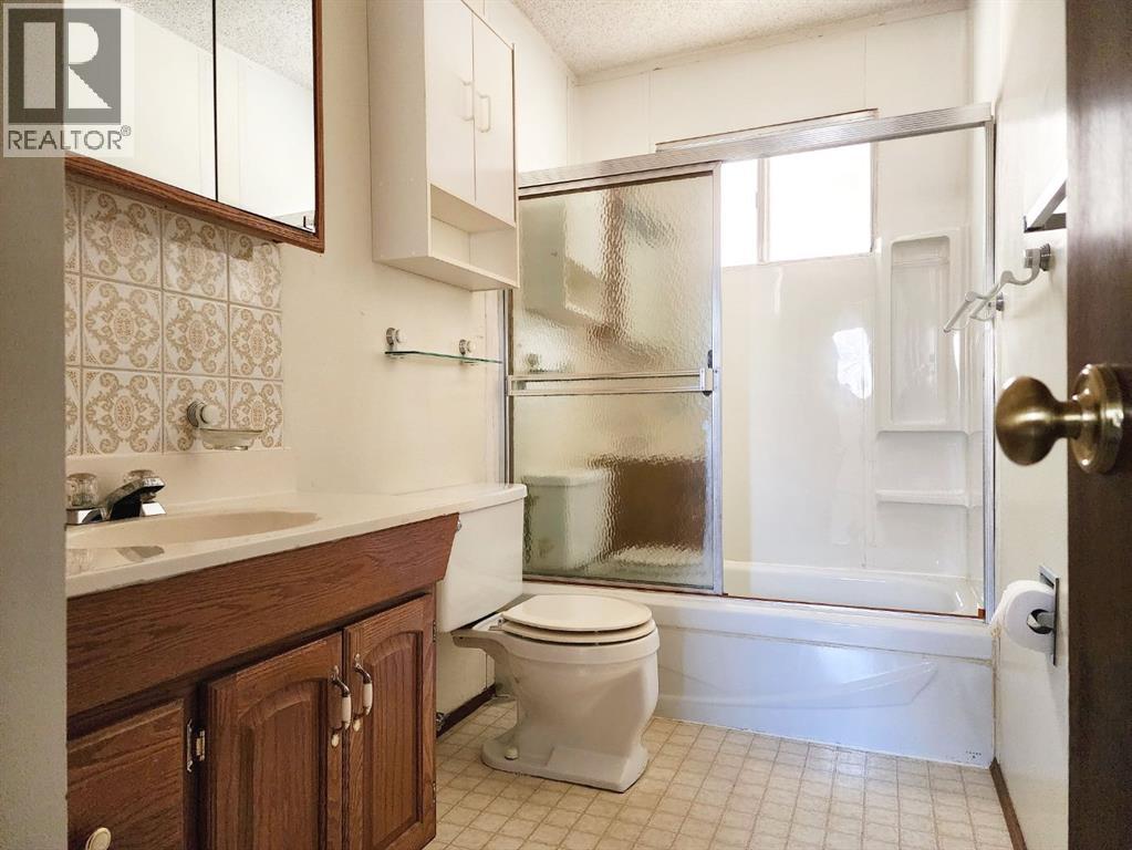 415 49 Avenue W, Claresholm, Alberta  T0L 0T0 - Photo 12 - A2288307