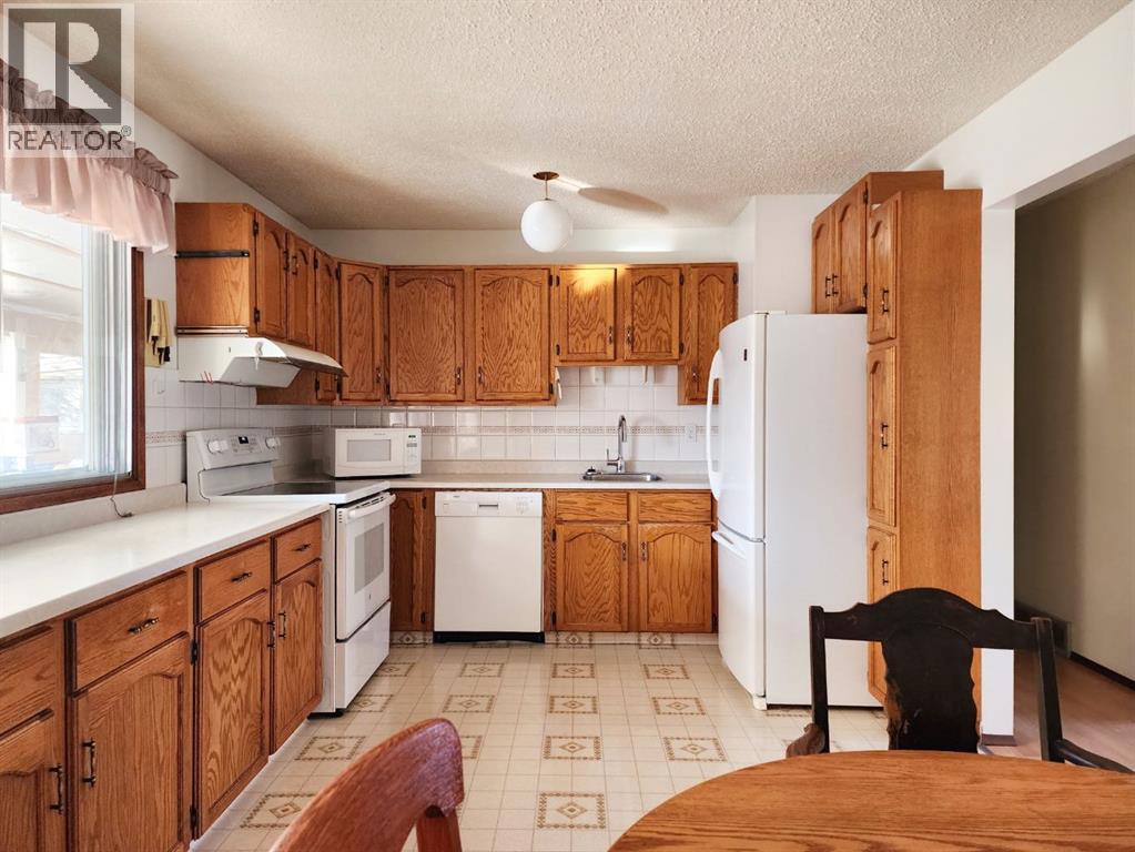 415 49 Avenue W, Claresholm, Alberta  T0L 0T0 - Photo 8 - A2288307