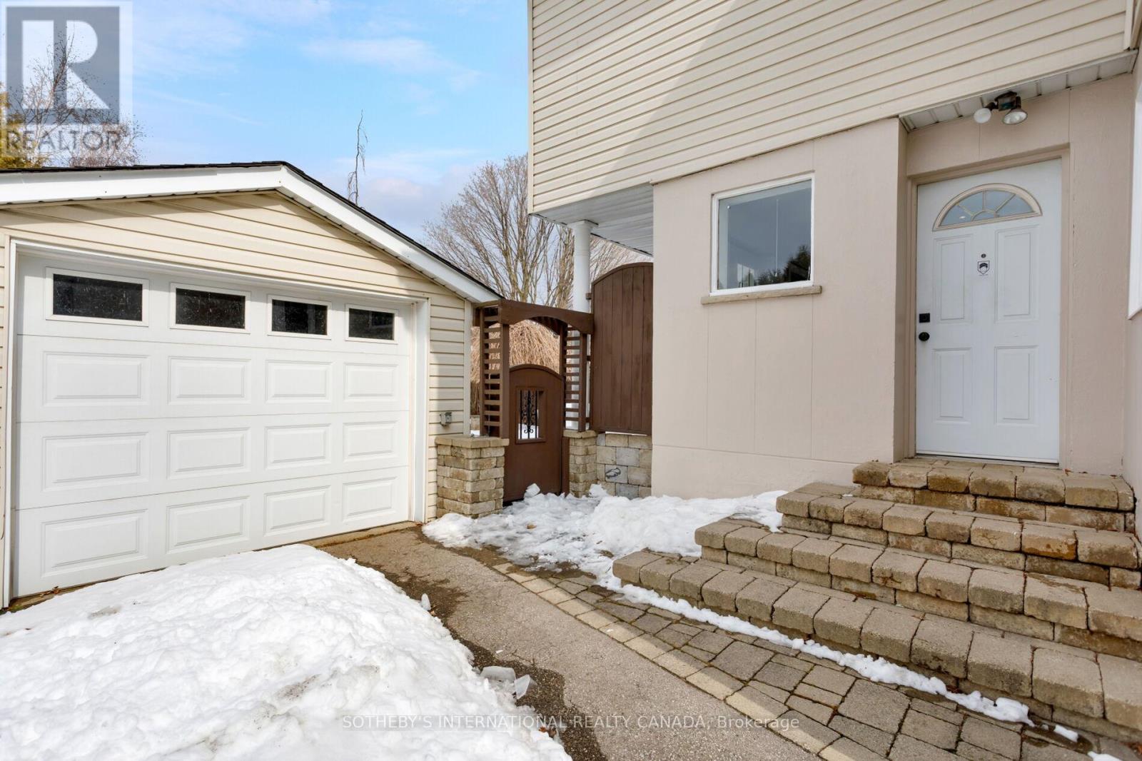 92 Delma Drive, Toronto, Ontario  M8W 4P1 - Photo 45 - W12836476