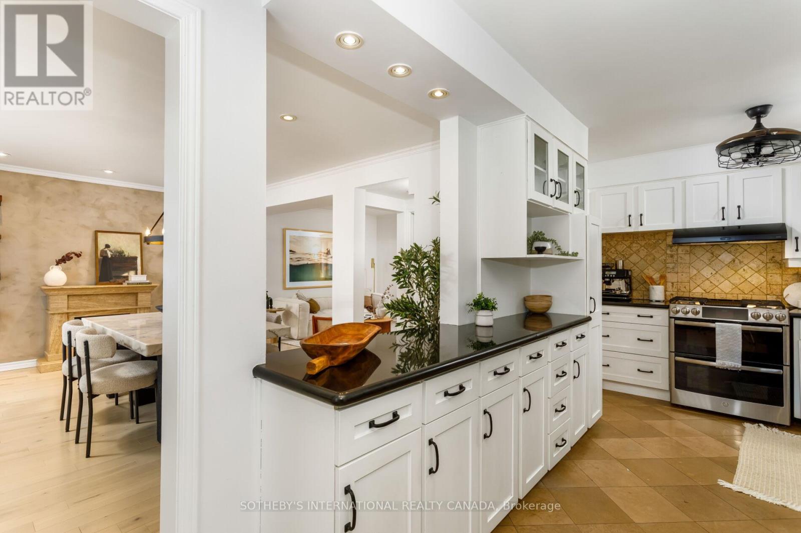 92 Delma Drive, Toronto, Ontario  M8W 4P1 - Photo 7 - W12836476