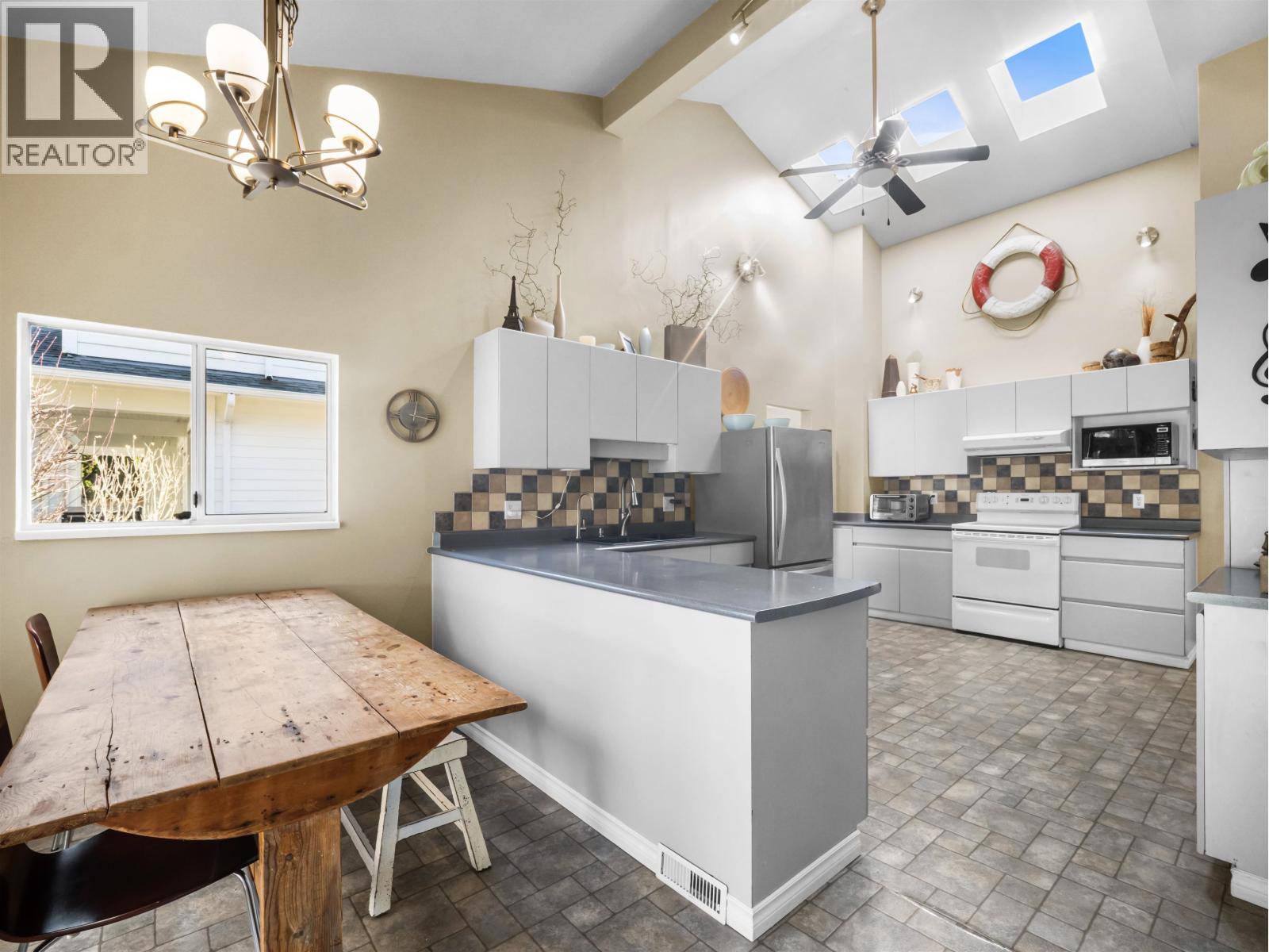 1140 W 20th Street, North Vancouver, British Columbia  V7P 2B7 - Photo 5 - R3092880