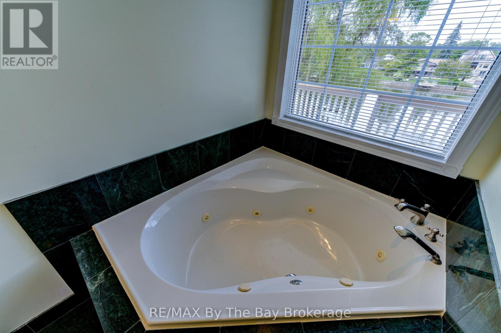 1902 River Road W, Wasaga Beach, Ontario  L9Z 2W2 - Photo 25 - S12837016