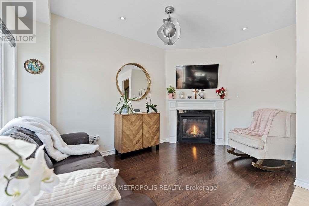 45 Deneb Street, Barrie (Ardagh), Ontario  L4M 0K6 - Photo 5 - S12836988