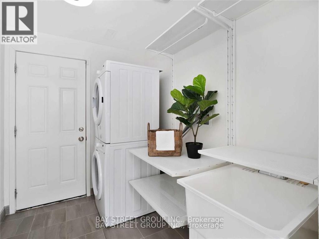 3186 Mintwood Circle, Oakville, Ontario  L6H 0P1 - Photo 3 - W12836978