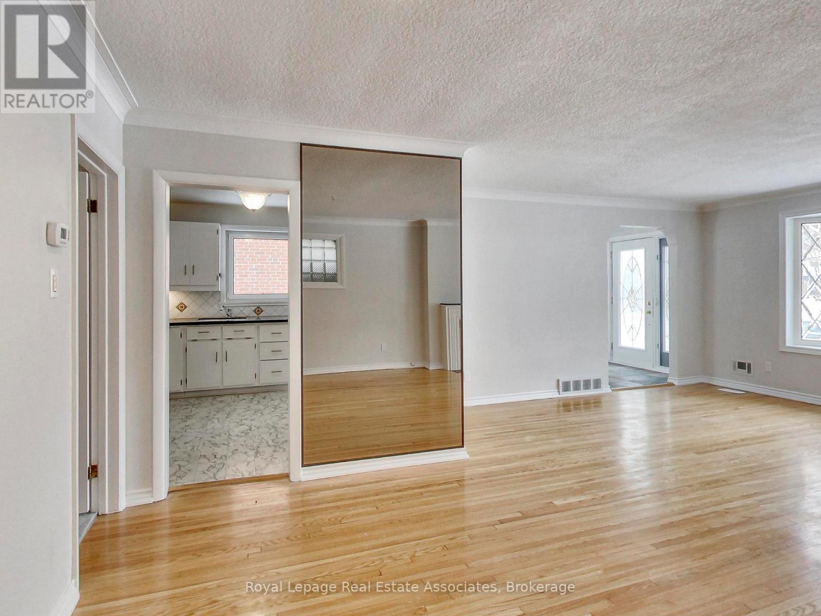 9 Beaverbrook Avenue, Toronto, Ontario  M9B 2M8 - Photo 10 - W12836982