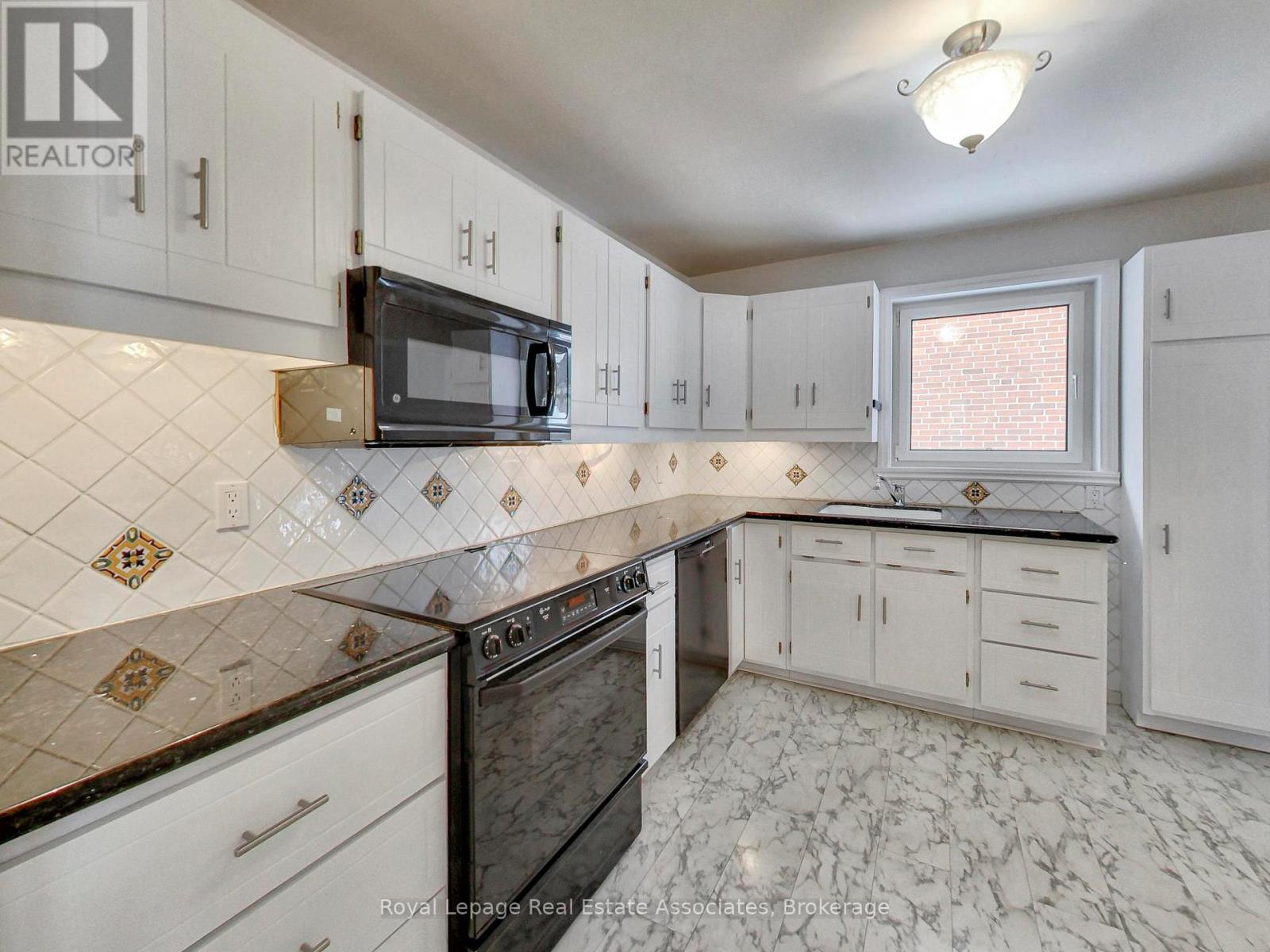 9 Beaverbrook Avenue, Toronto, Ontario  M9B 2M8 - Photo 12 - W12836982