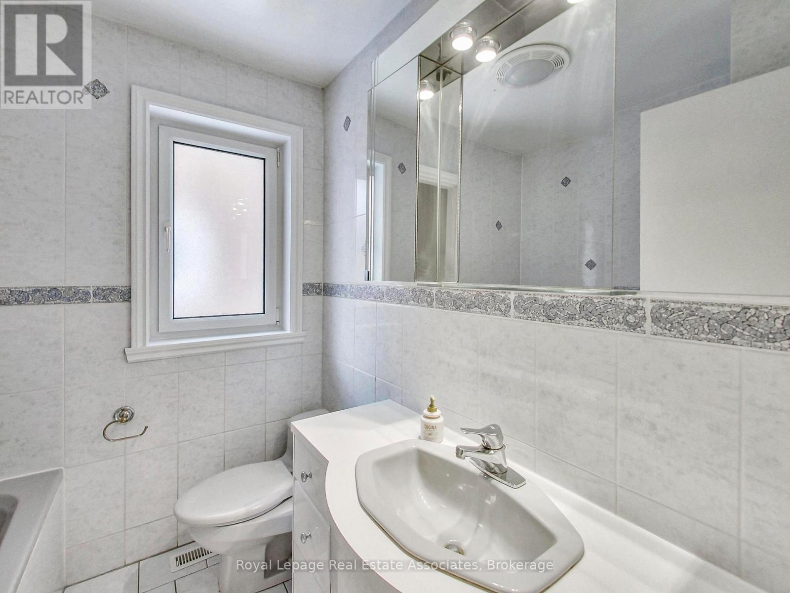 9 Beaverbrook Avenue, Toronto, Ontario  M9B 2M8 - Photo 25 - W12836982