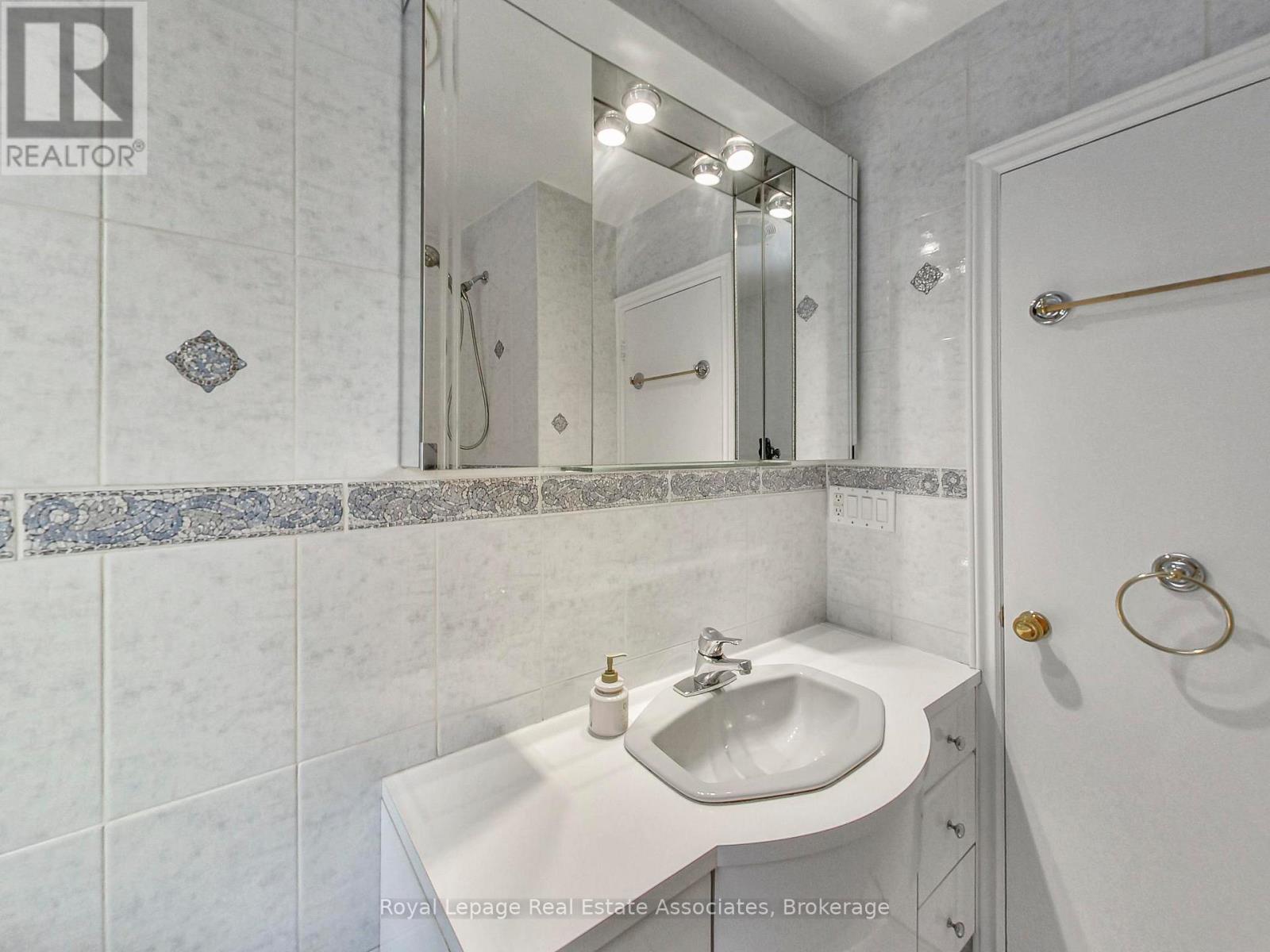 9 Beaverbrook Avenue, Toronto, Ontario  M9B 2M8 - Photo 26 - W12836982