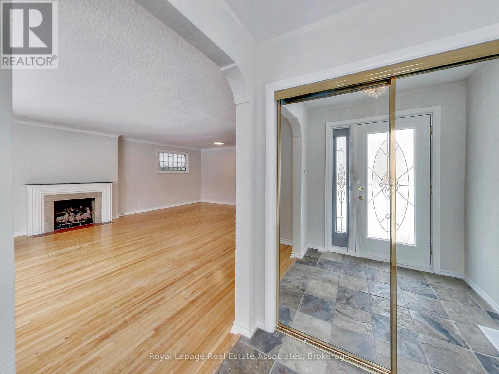 9 Beaverbrook Avenue, Toronto, Ontario  M9B 2M8 - Photo 4 - W12836982