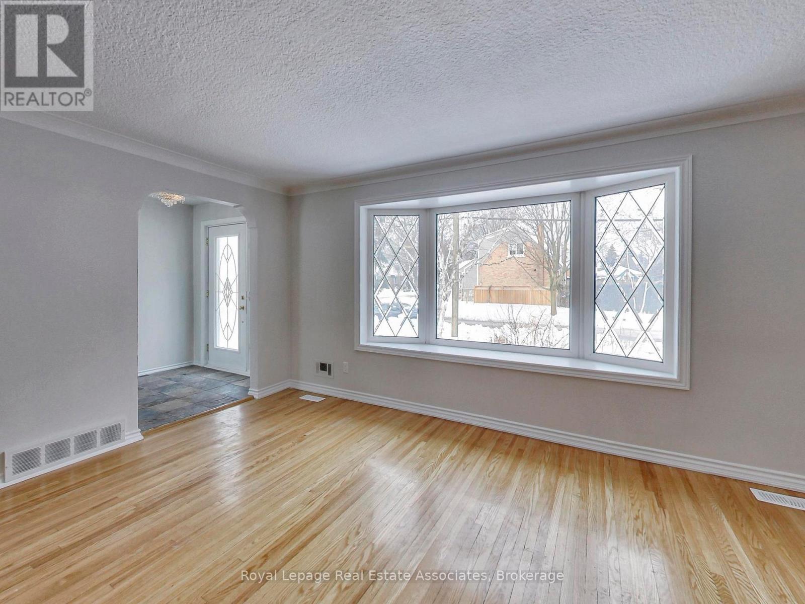 9 Beaverbrook Avenue, Toronto, Ontario  M9B 2M8 - Photo 5 - W12836982