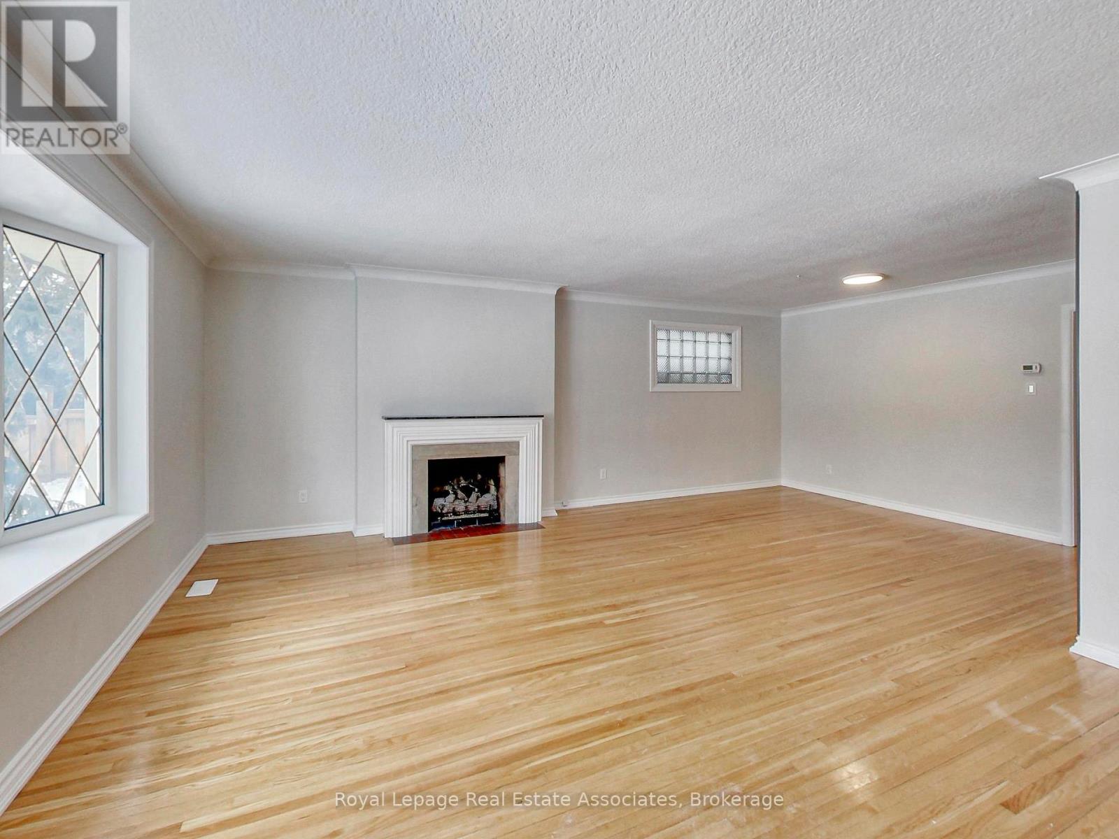 9 Beaverbrook Avenue, Toronto, Ontario  M9B 2M8 - Photo 6 - W12836982