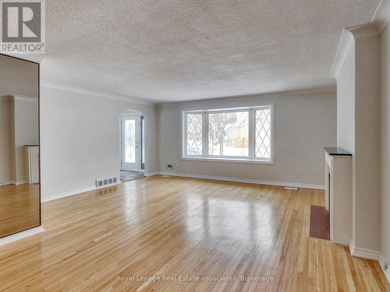 9 Beaverbrook Avenue, Toronto, Ontario  M9B 2M8 - Photo 7 - W12836982