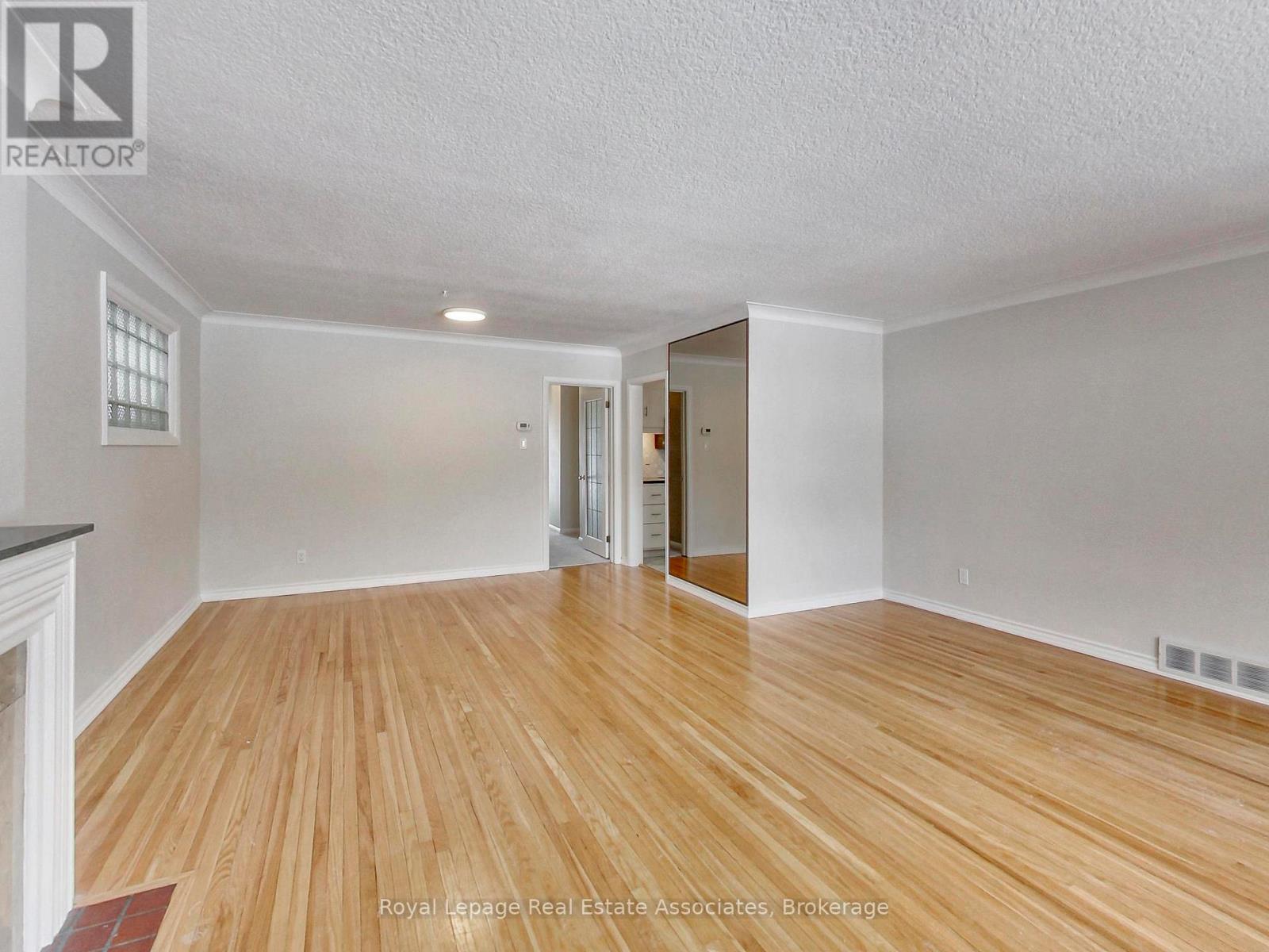 9 Beaverbrook Avenue, Toronto, Ontario  M9B 2M8 - Photo 9 - W12836982