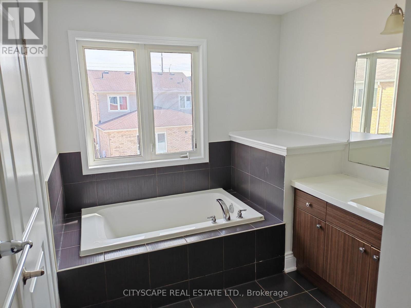 228 Slingsby Landing, Milton, Ontario  L9T 8N5 - Photo 13 - W12836998