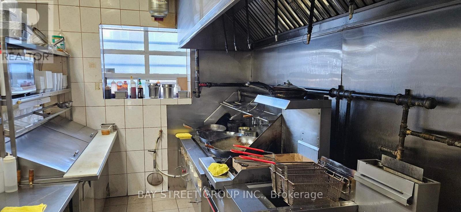 1662 Eglinton Avenue W, Toronto, Ontario  M6E 2H2 - Photo 2 - W12837060