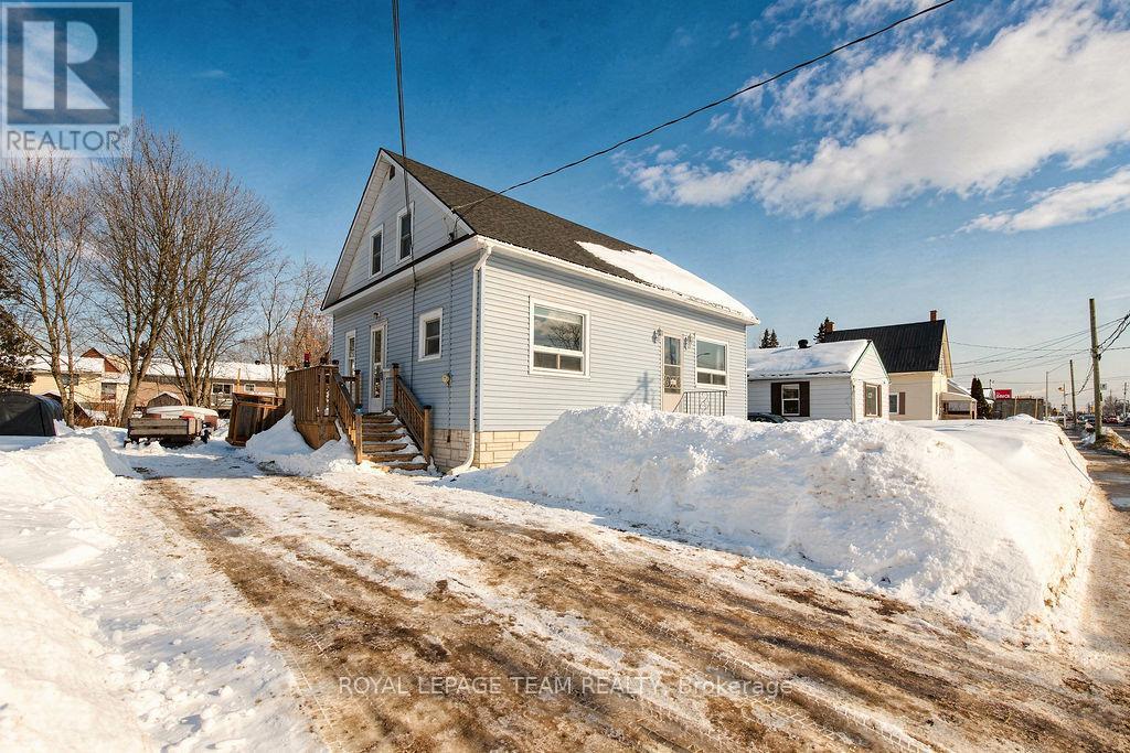 1120 Pembroke Street W, Pembroke, Ontario  K8A 5R5 - Photo 2 - X12837164