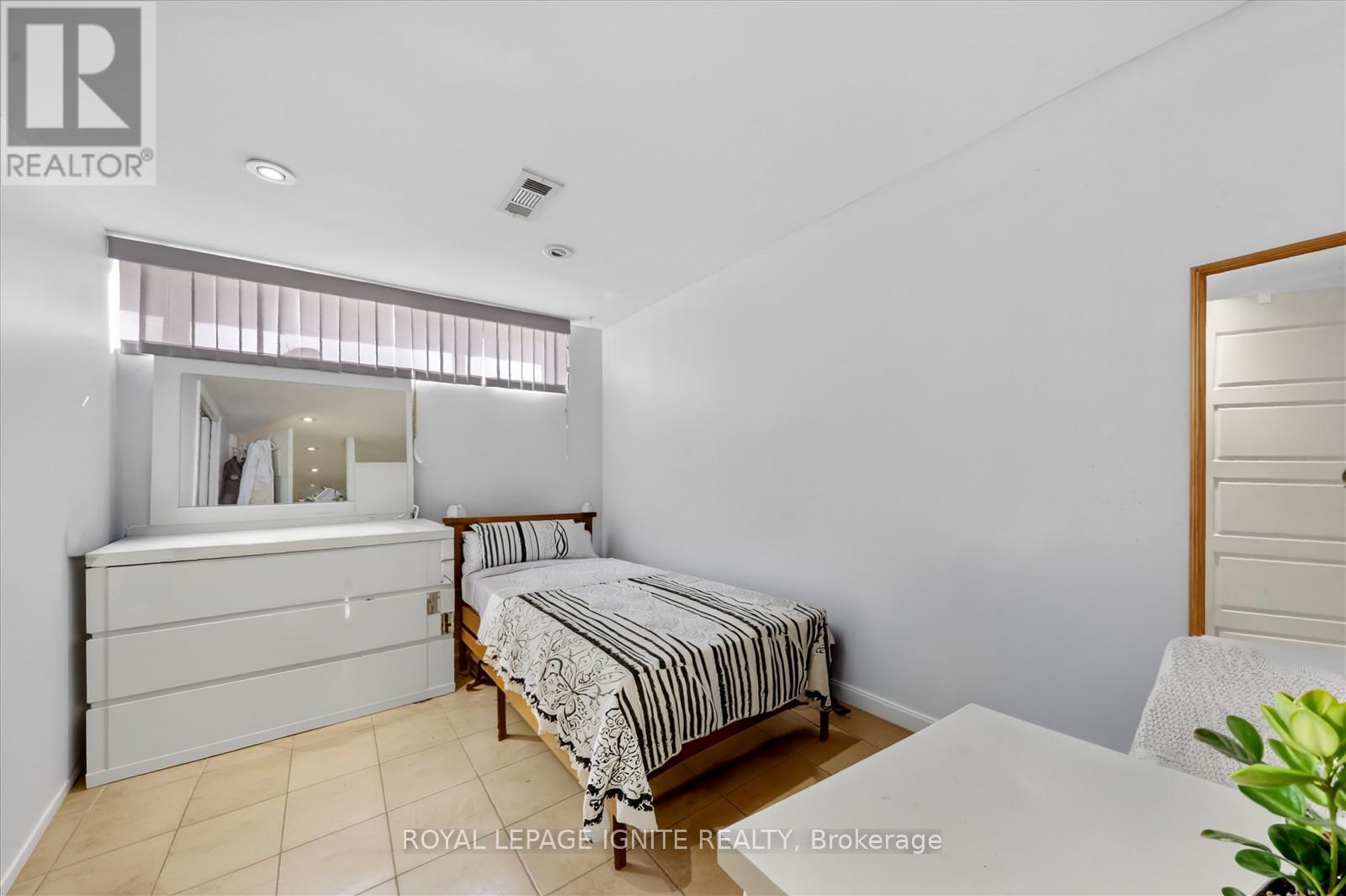 12 Kanarick Crescent, Toronto, Ontario  M3L 1P4 - Photo 15 - W12837150