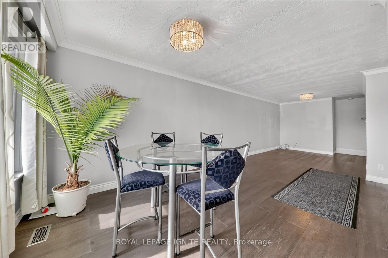 12 Kanarick Crescent, Toronto, Ontario  M3L 1P4 - Photo 4 - W12837150