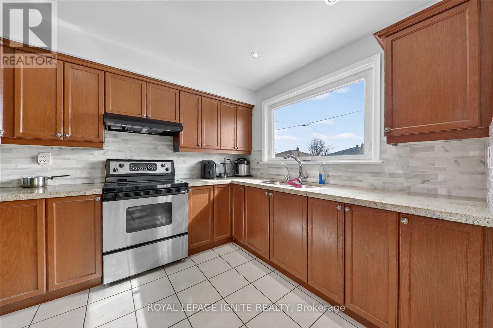 12 Kanarick Crescent, Toronto, Ontario  M3L 1P4 - Photo 8 - W12837150