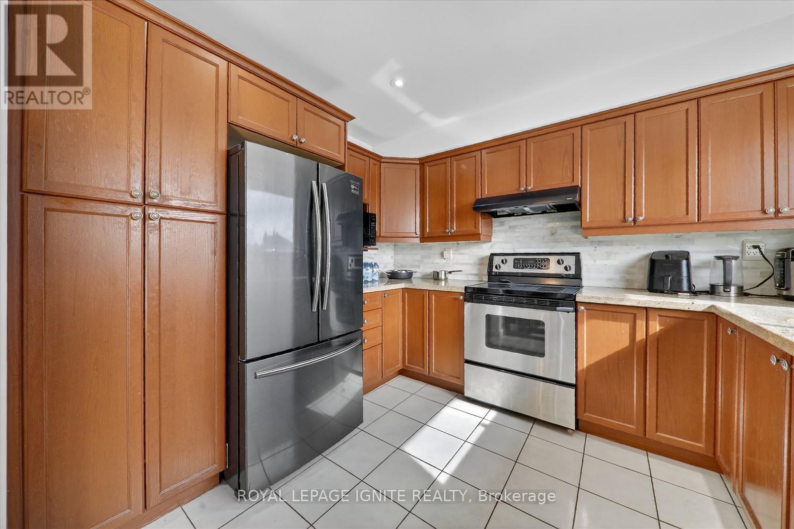 12 Kanarick Crescent, Toronto, Ontario  M3L 1P4 - Photo 9 - W12837150