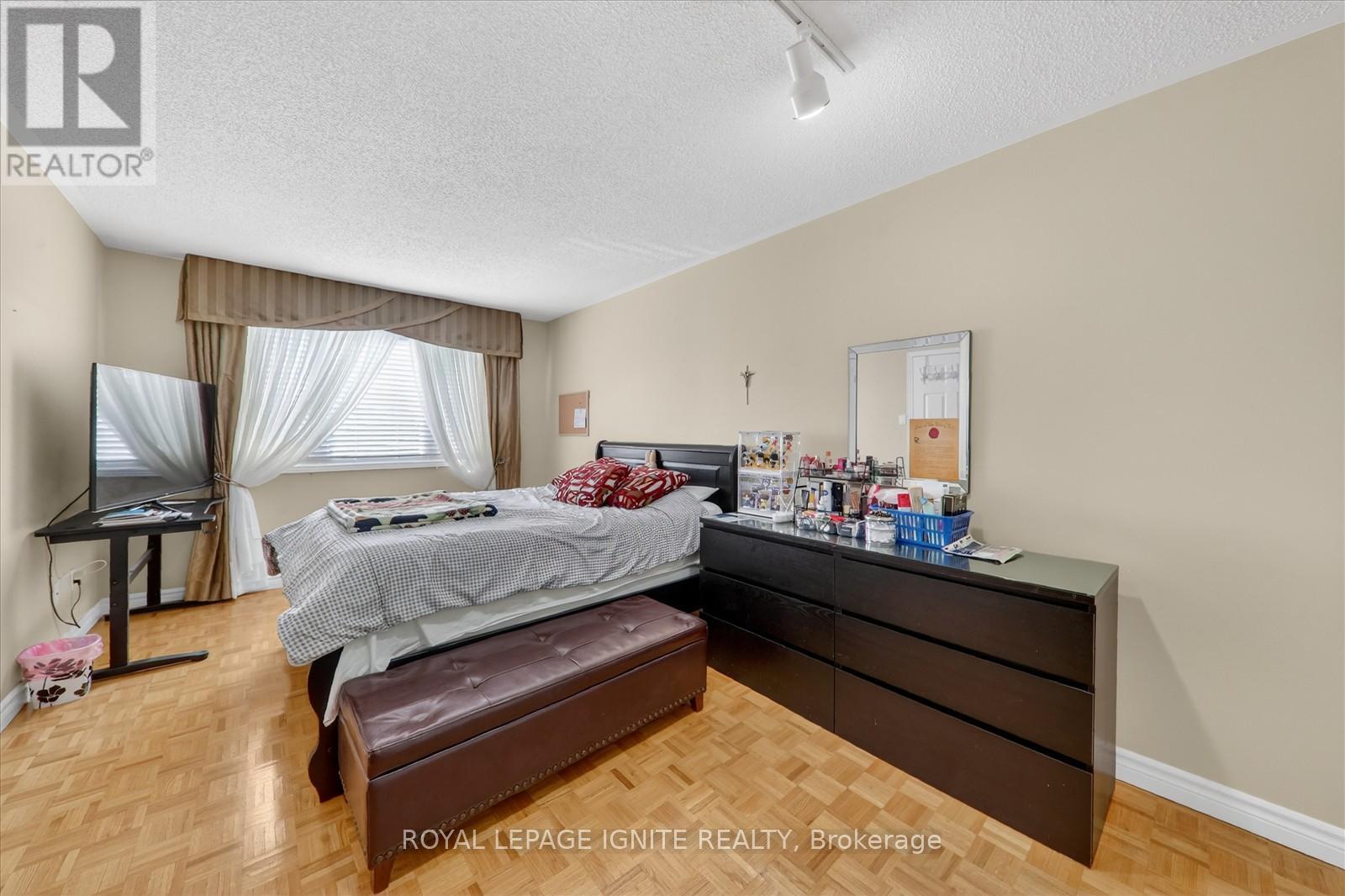 136 Chipmunk Crescent, Brampton, Ontario  L6R 1B7 - Photo 11 - W12837156