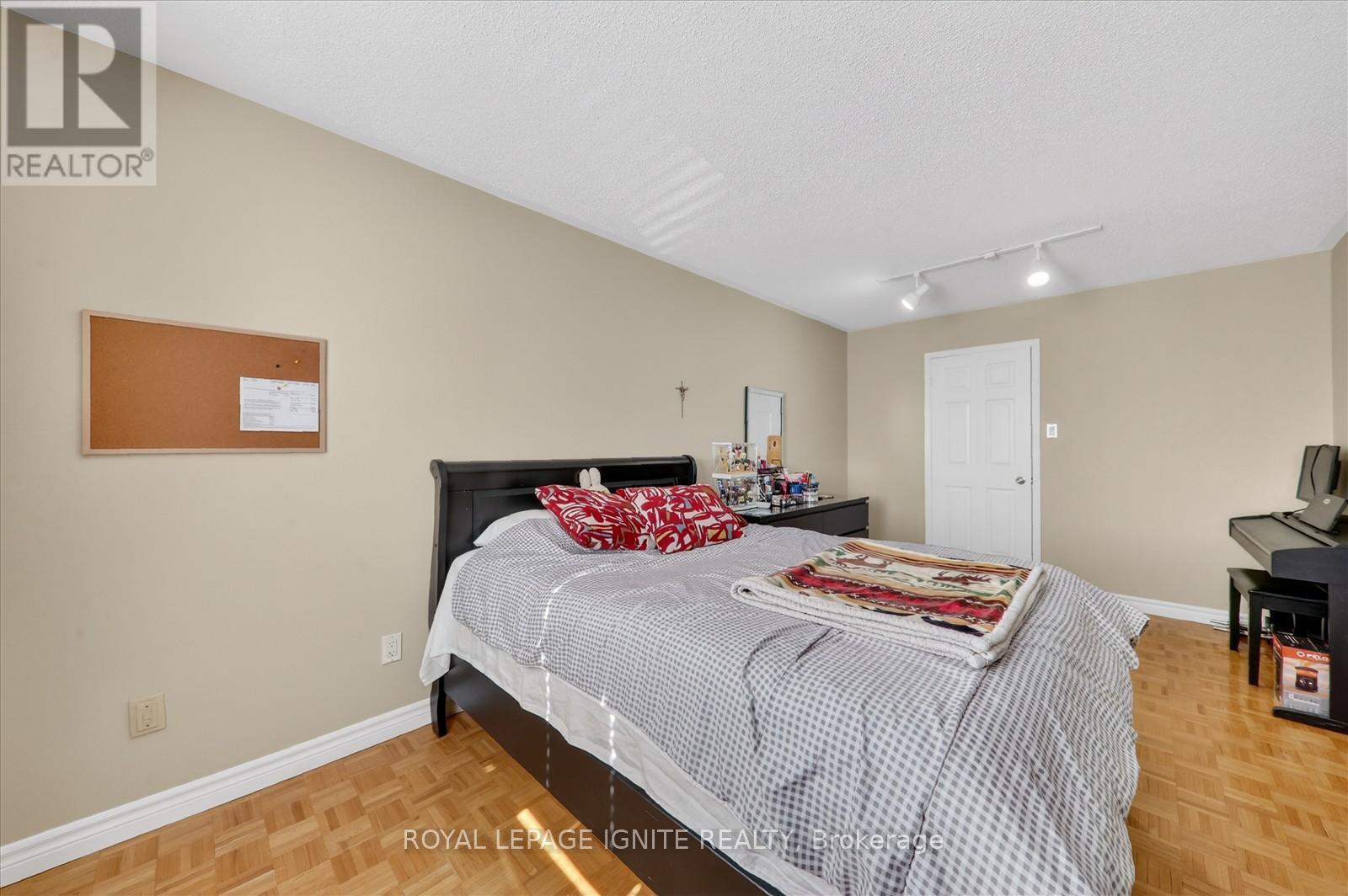 136 Chipmunk Crescent, Brampton, Ontario  L6R 1B7 - Photo 12 - W12837156