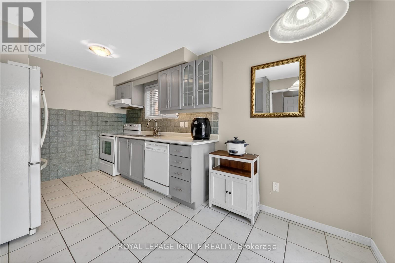 136 Chipmunk Crescent, Brampton, Ontario  L6R 1B7 - Photo 4 - W12837156