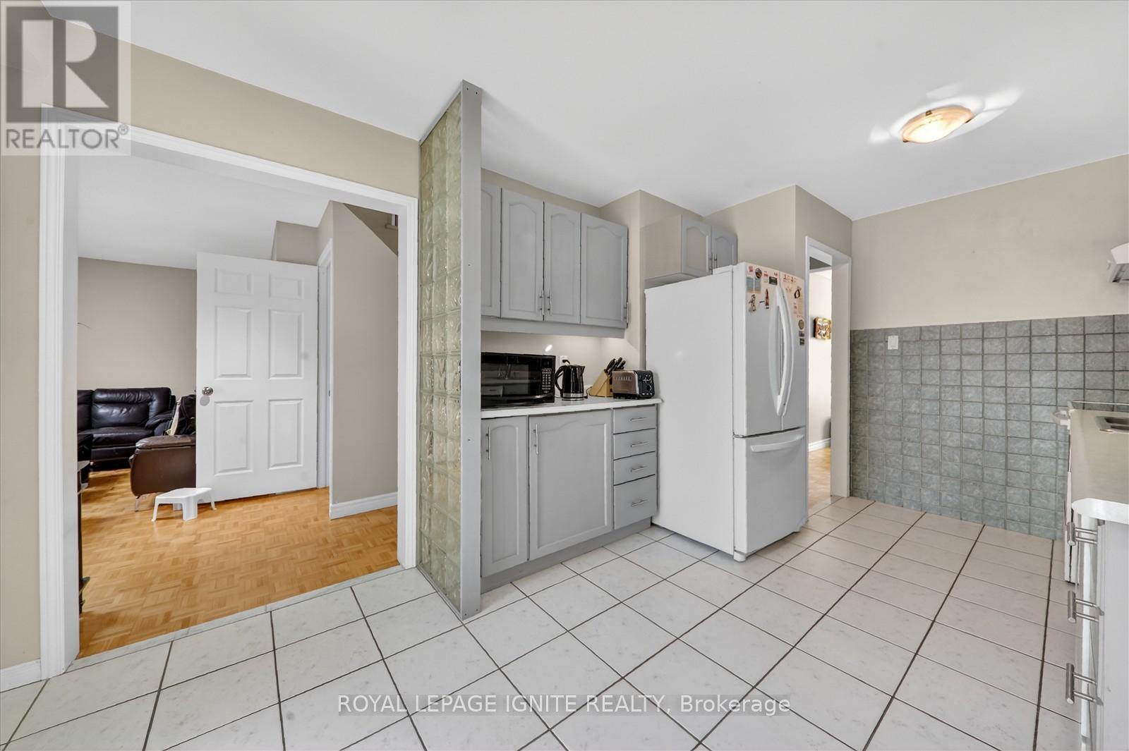 136 Chipmunk Crescent, Brampton, Ontario  L6R 1B7 - Photo 6 - W12837156