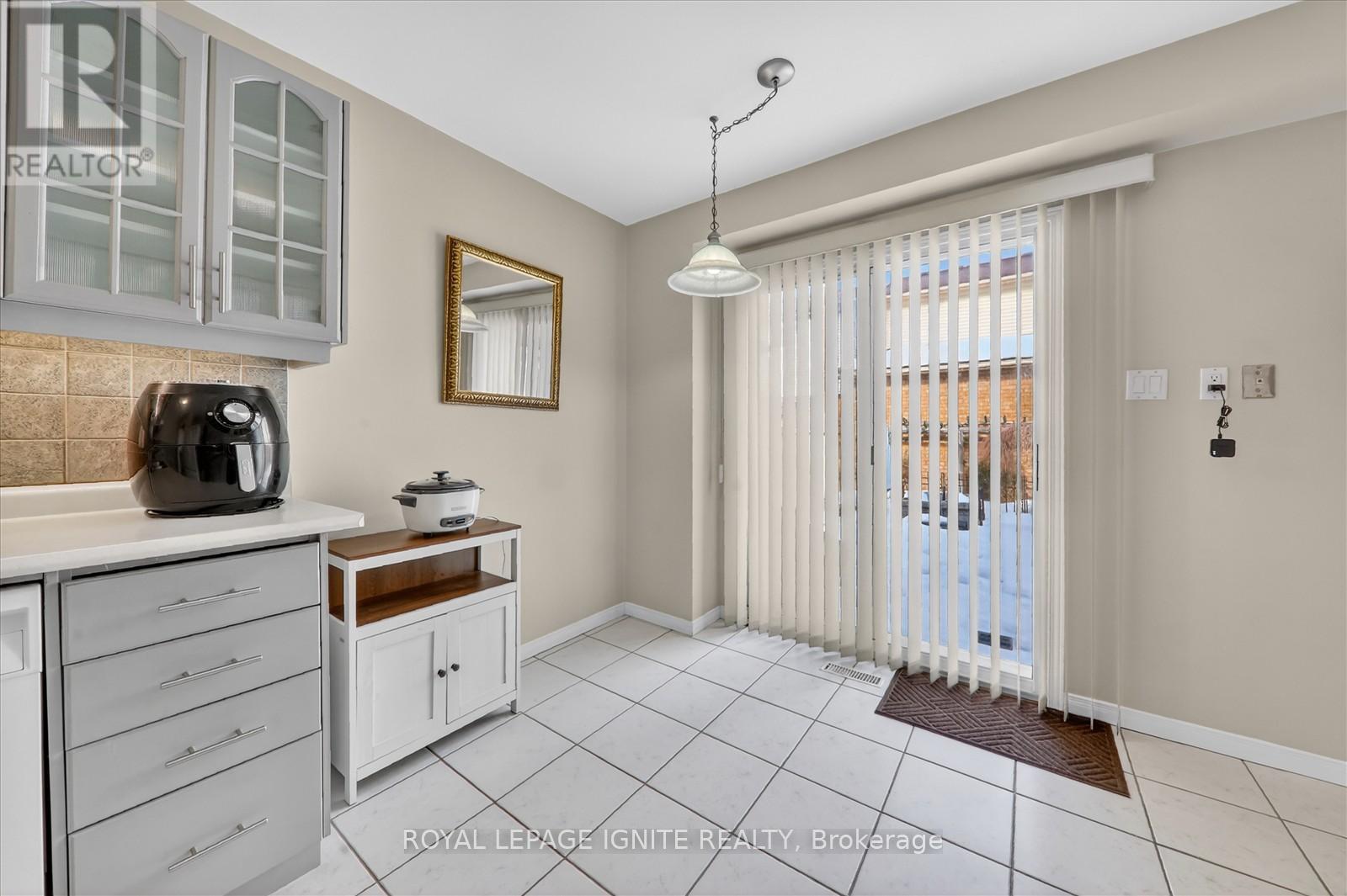 136 Chipmunk Crescent, Brampton, Ontario  L6R 1B7 - Photo 7 - W12837156