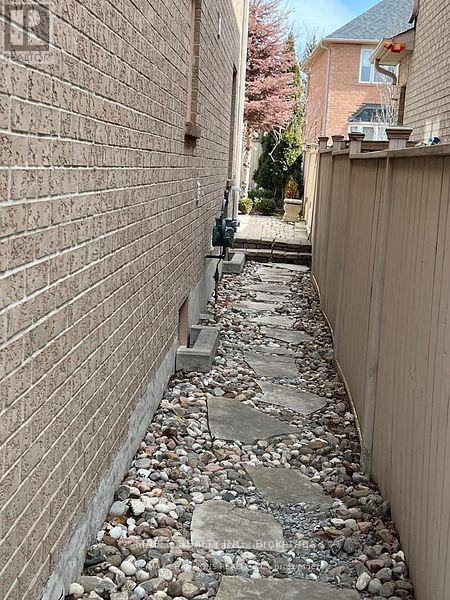 2383 Hilda Drive, Oakville, Ontario  L6H 7N5 - Photo 15 - W12837162