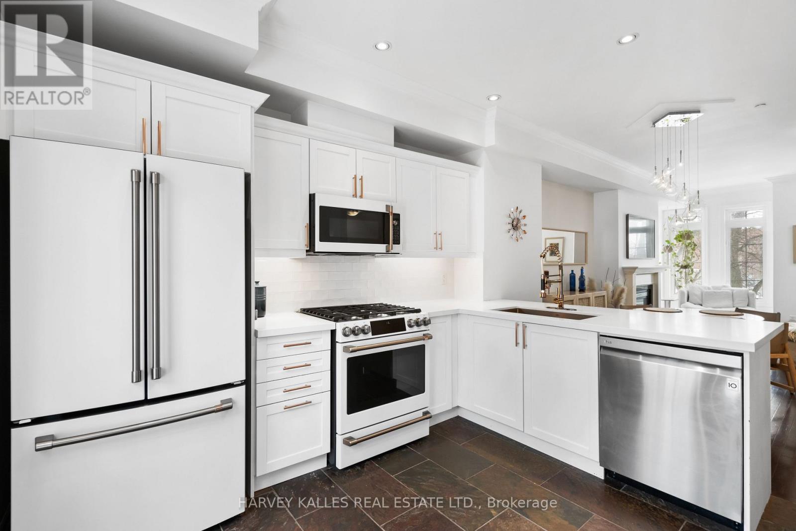 17 Peelar Mews, Toronto, Ontario  M8Y 0B1 - Photo 4 - W12822606