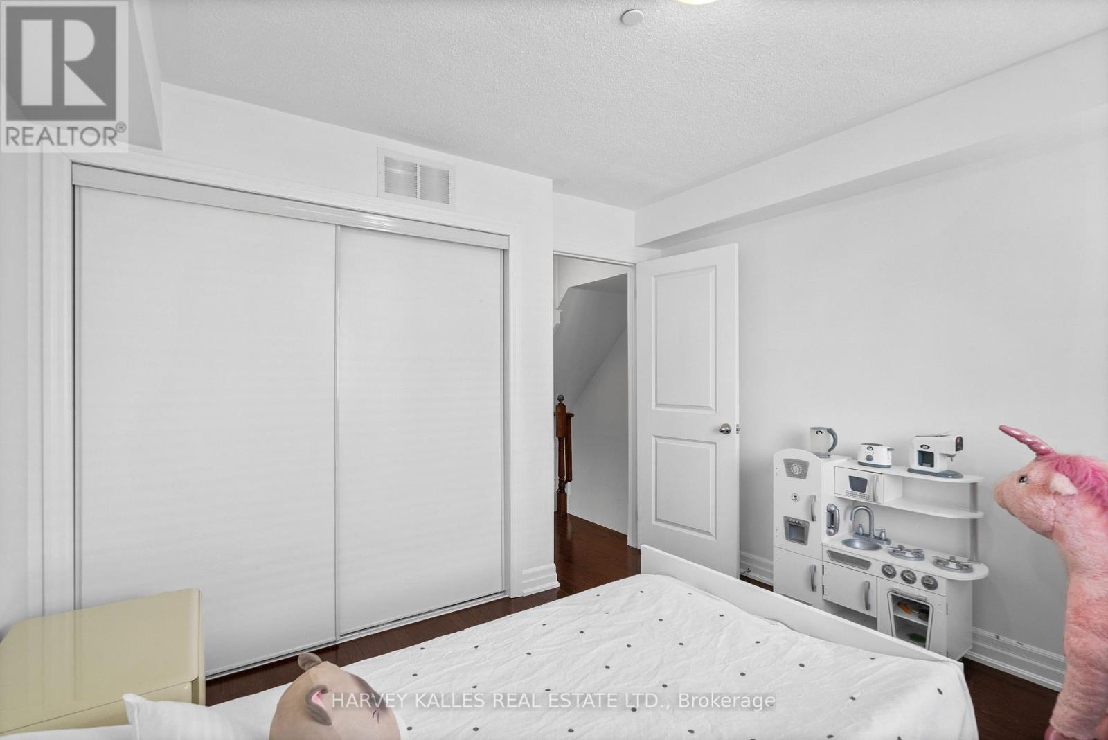 17 Peelar Mews, Toronto, Ontario  M8Y 0B1 - Photo 26 - W12822606