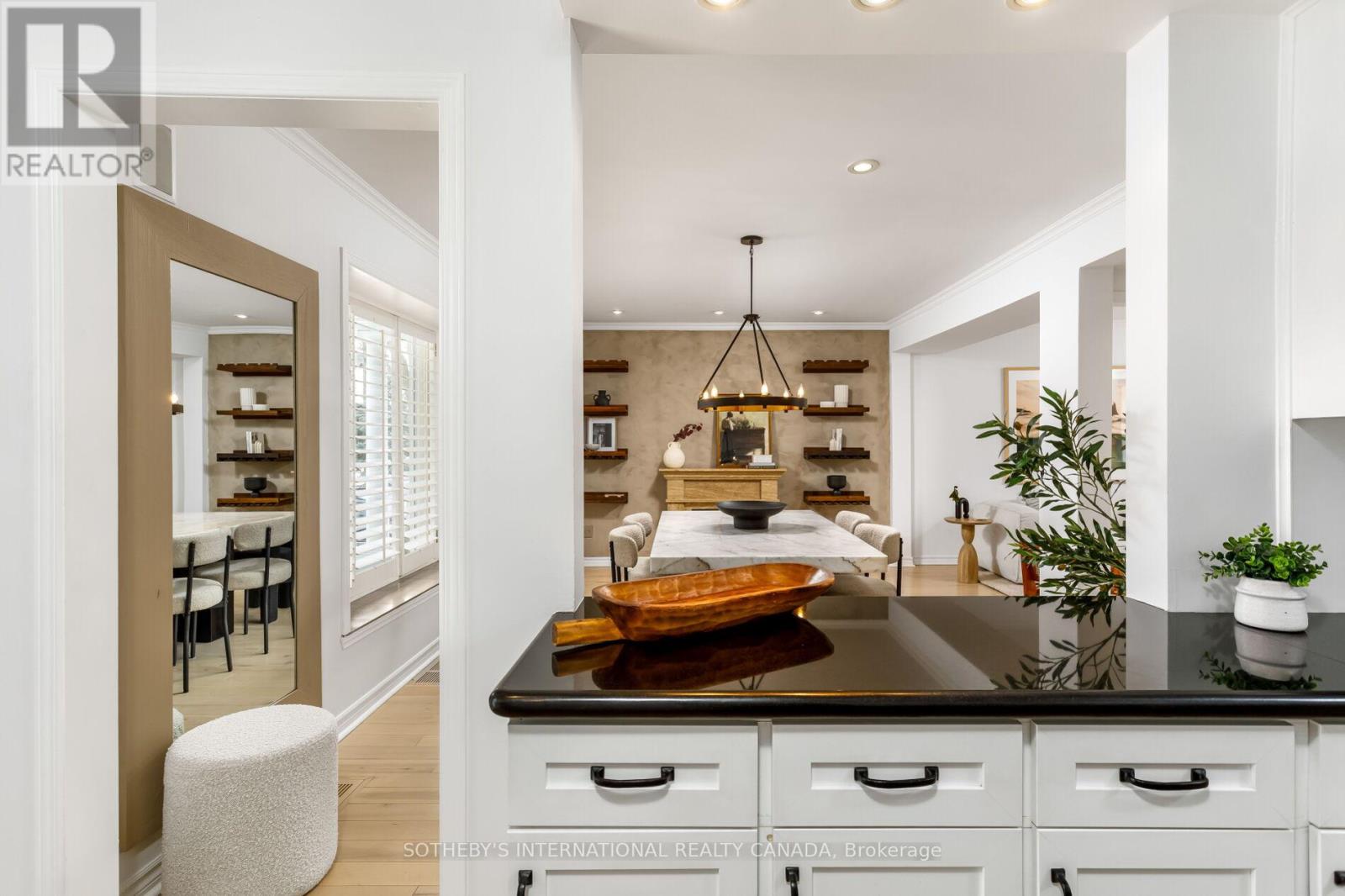 92 Delma Drive, Toronto, Ontario  M8W 4P1 - Photo 4 - W12836476