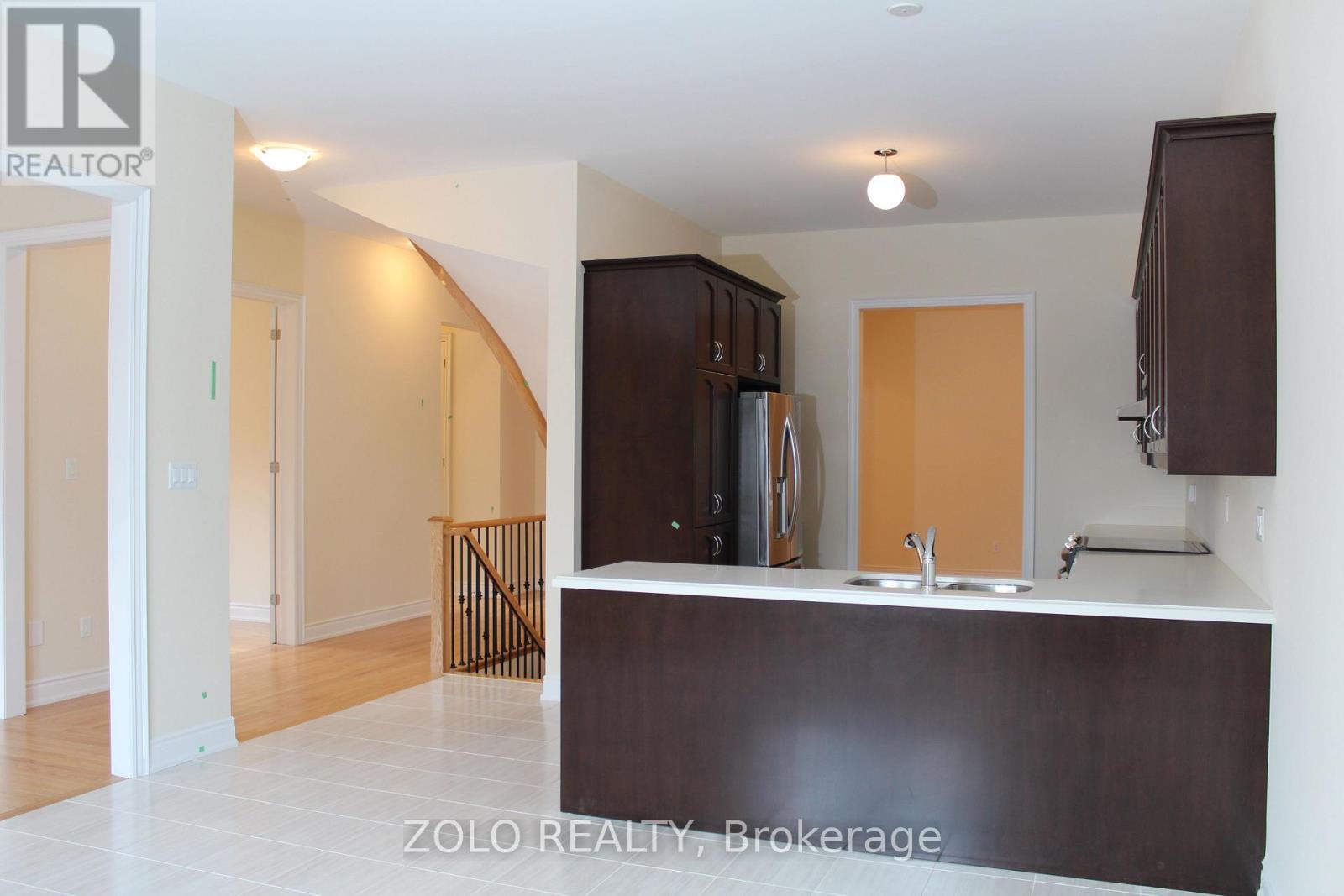 207 Gardiner Drive, Bradford West Gwillimbury (Bradford), Ontario  L3Z 0J5 - Photo 2 - N12837274