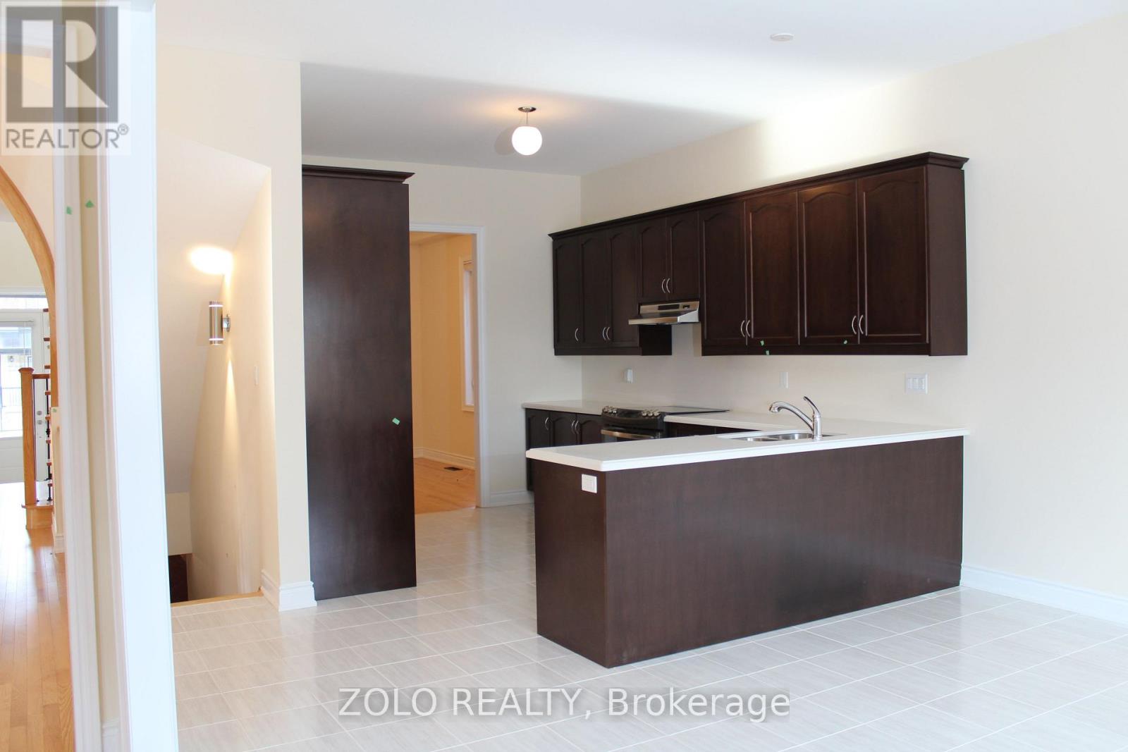 207 Gardiner Drive, Bradford West Gwillimbury (Bradford), Ontario  L3Z 0J5 - Photo 3 - N12837274