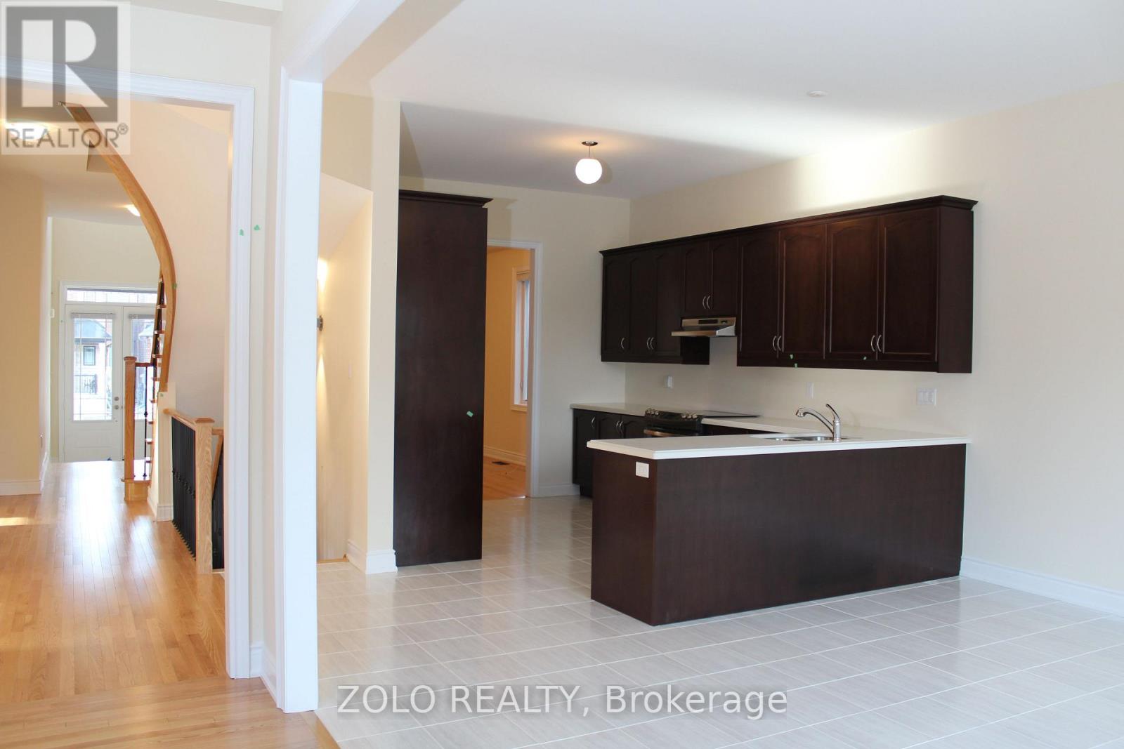 207 Gardiner Drive, Bradford West Gwillimbury (Bradford), Ontario  L3Z 0J5 - Photo 5 - N12837274